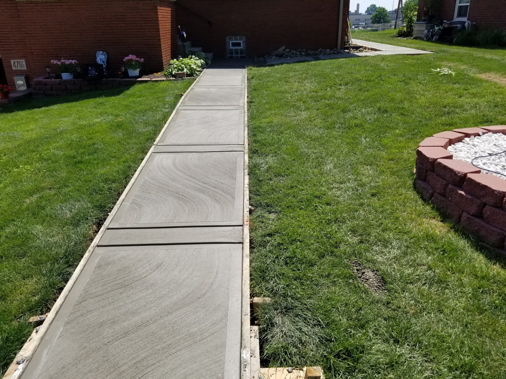 A walkway in the middle of a yard.