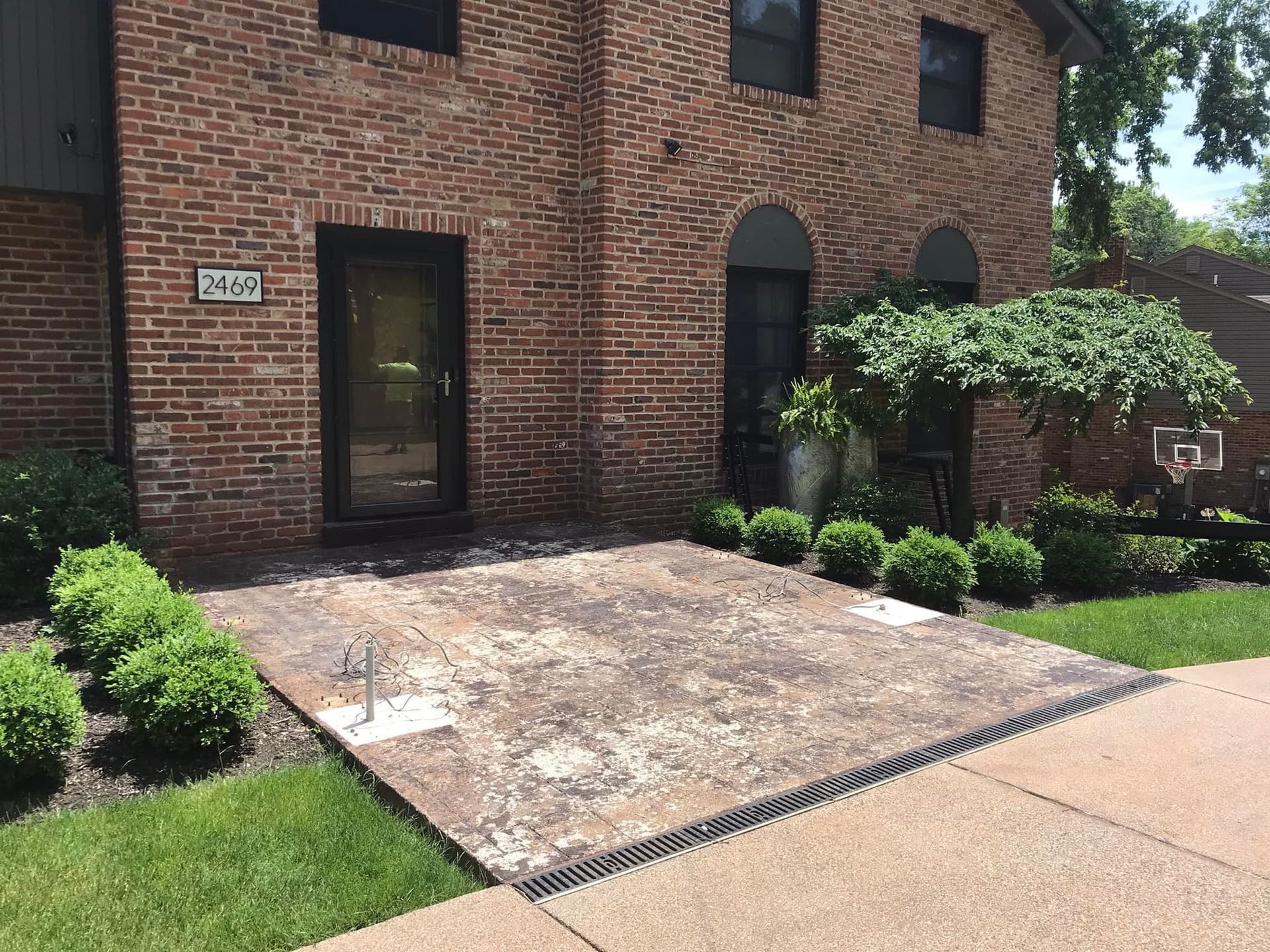 286270477_1877102235826361_7874360535784618038_n-1920w A brick building with a concrete slab in front of it.
